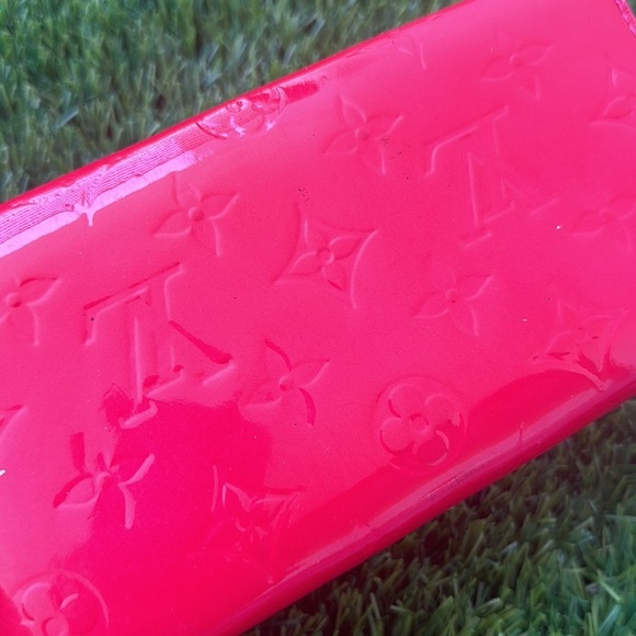 Louis Vuitton vintage patent leather, red zippy wallet. - Picture 12 of 13